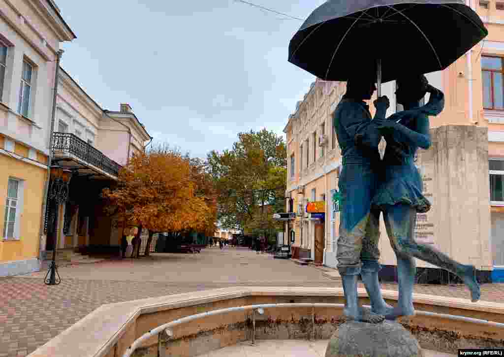 В центре Феодосии малолюдно. Улицы и площади приморского города словно бы затихли в ожидании чего-то