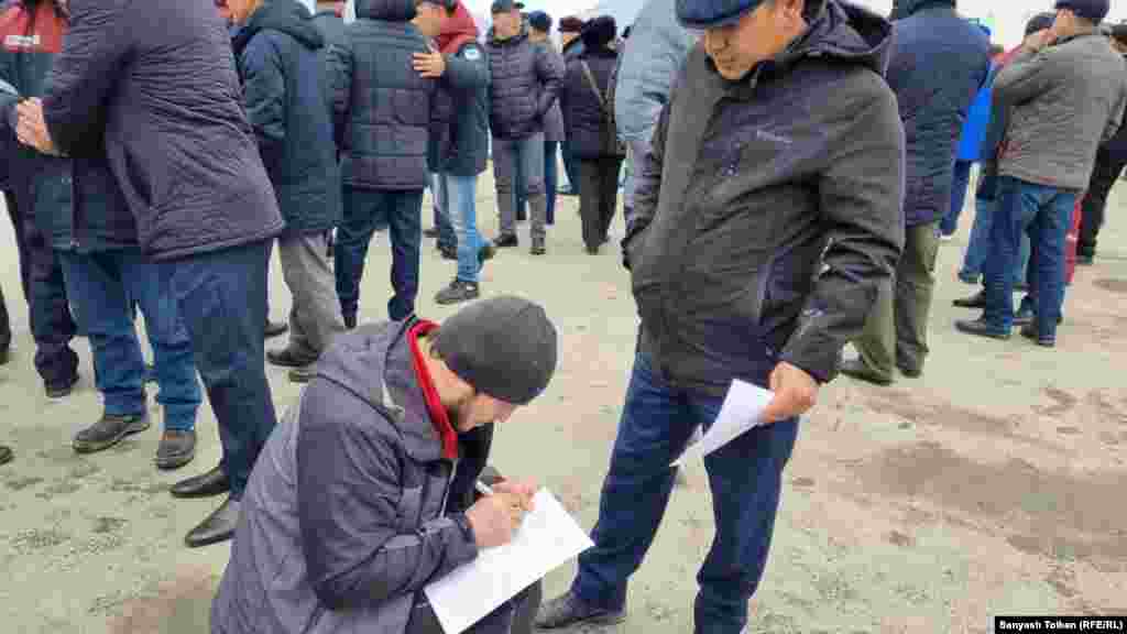 Жиналғандар &quot;Жаңаөзен оқиғасы кезінде жараландым&quot; деп мәлімдеген, облыс басшылығынан жұмысқа орналастыруды сұрап хат жазған қала тұрғыны Гүлмира Хангерееваның арызын қолдап, қол қойып жатыр.