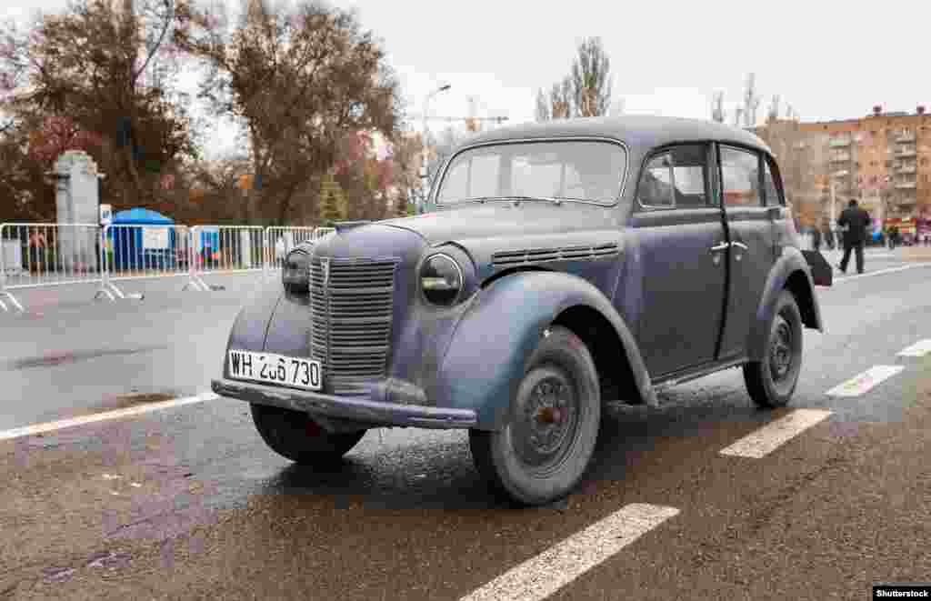 На снимке &ndash;&nbsp;Opel Kadett 1939 года. Иосиф Сталин еще до начала Второй мировой войны пытался наладить его производство в Советском Союзе. После победы союзников, Сталин провозгласил этот бренд своим трофеем, поэтому в 1946 году фабрика Opel была перенесена в СССР.