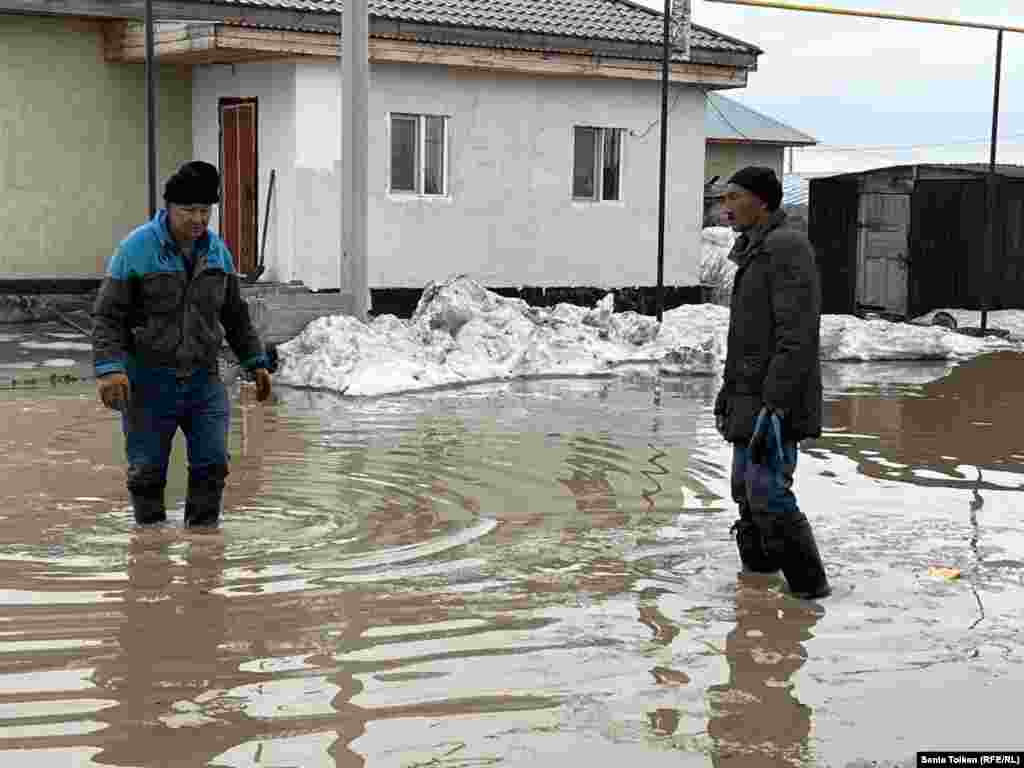  Қарғын су басқан үйдің ауласында тұрған адамдар. Астананың іргесіндегі Қоянды ауылында тұрғындардың тасқын сумен алысып жатқанына бірнеше күн болды. 27 наурыз, 2024 жыл. Тасқын салдарын жоюда биліктің шарасыздығына наразы болған тұрғындар көшеге шығып, жолды жапты. Билік алты адамға &quot;заңсыз митингіге қатысқаны&quot; үшін айыппұл салды. 