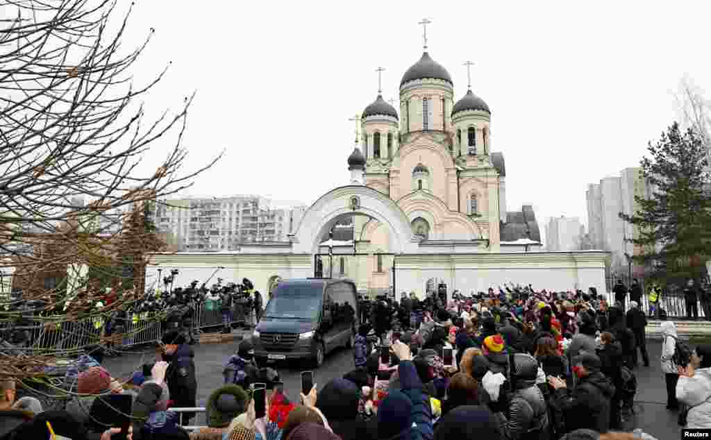 1 наурызда Мәскеуде Алексей Навальныйды ақтық сапарға шығарып салуға мыңдаған адам жиналды. Олар марқұмның жаназасы шығарылған шіркеудің маңында және жапсарлас көшелерде ұзын-сонар кезекте тұрды. Қаралы шараға жиналған жұрт: &quot;Соғыс жойылсын&quot;, &quot;Ұмытпаймыз&quot;, &quot;Кешірмейміз&quot;, &quot;Сен қаймықпадың, біз де қорықпаймыз&quot;, &quot;Путин &ndash; адам өлтіргіш&quot; және &quot;Путинсіз Ресей&quot; деп ұрандады. Навальныймен қоштасуға Екатеринбургтің бұрынғы мэрі Евгений Ройзман, биыл наурызда өткелі отырған Ресей президенті сайлауына кандидат болып тіркелуге талпынған, соғысқа қарсы екенін айтып жүрген Борис Надеждин мен Екатерина Дунцова да келді. Қаралы рәсім өтіп жатқан Марьиноға АҚШ-тың Ресейдегі елшісі Линн Трейси, Германия мен Франция елшілері де барды.