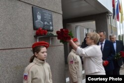 Мемориальная табличка на фасаде школы, посвященная майору Александру Ананичеву, убитому в Украине. Аккаунт главы администрации Новооскольского городского округа Белгородской области Андрея Гриднева во "ВКонтакте"