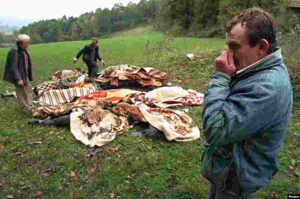 16 қазан 1995 жыл. Адамдар 15 мәйітті бір жерге жинап жатыр. Серб әскері шегінгеннен кейін Боснияның солтүстік-батыс аумағынан көптеген мәйіттерді бір жерге көміп кеткен белгісіз бейіттер табылды. &nbsp;