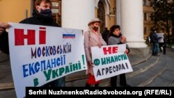 Во время акции против выступления в Украине российских артистов. Киев, 8 октября 2021 года 