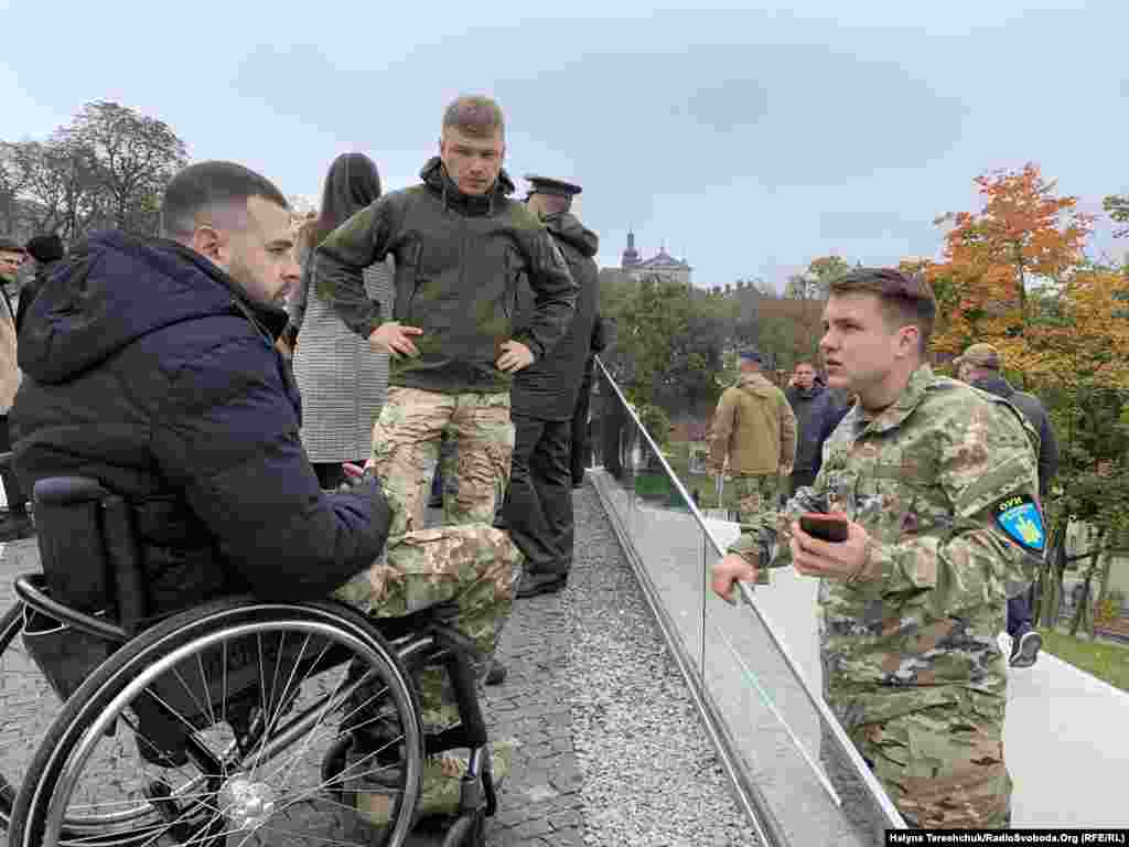 Сотни участников боевых действий на Донбассе, волонтеров, родных погибших бойцов приняли участие во Львове в марше в честь защитников Украины. Шествие из-за карантина было скорректировано