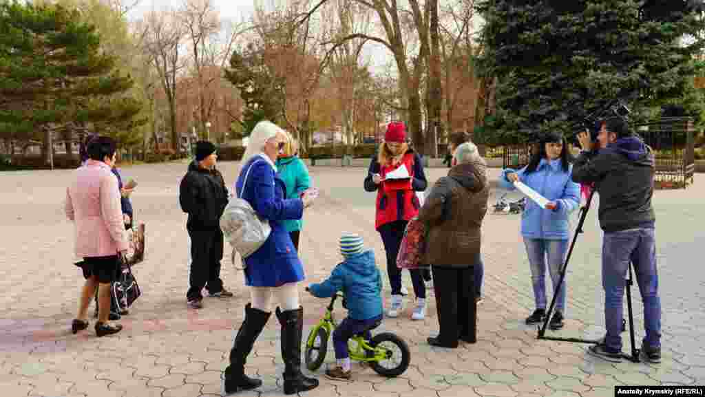 В нескольких метрах от ярмарки, перед Центром культуры и досуга &laquo;Титан&raquo;, неравнодушные горожане собирали подписи под письмом российскому президенту Владимиру Путину об экологической ситуации в Армянске