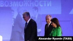 Kasım-Jomart Tokayev, Vladimir Putin və Marqarita Simonyan Peterburq iqtisadi forumunda