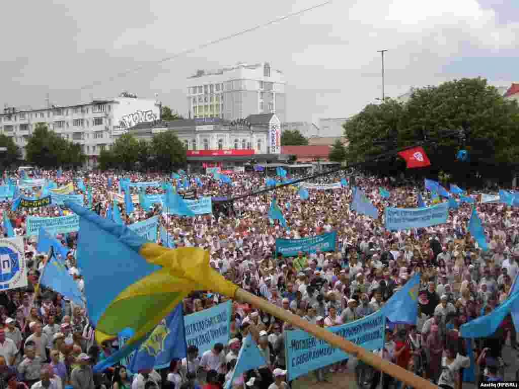 Митинг в День памяти жертв депортации крымскотатарского народа из Крыма на центральной площади Симферополя, 2013 год