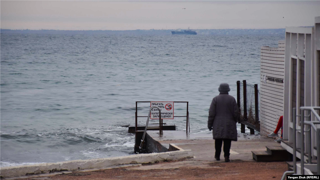 Женщина любуется морским пейзажем