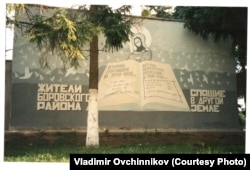 Владимир Овчинниковтің қуғын-сүргін құрбандарына арнап салған фрескасы.