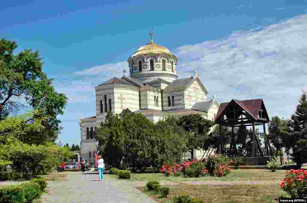 В Свято-Владимирский православный собор в музее-заповеднике &laquo;Херсонес Таврический&raquo; в будние и выходные дни идут сотни верующих