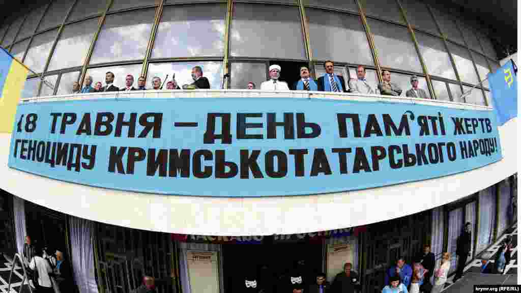 2010 год. Надпись на транспаранте: &laquo;18 мая &ndash; день памяти жертв геноцида крымскотатарского народа&raquo;