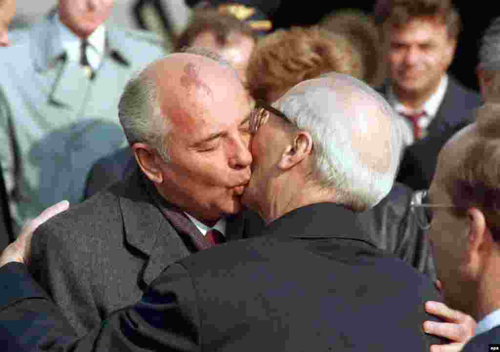 Sovet lideri Mikhail Gorbachev Şəqri Almaniyanın lideri Erich Honecker-lə Berlində öpüşür, 6 oktyabr 1989