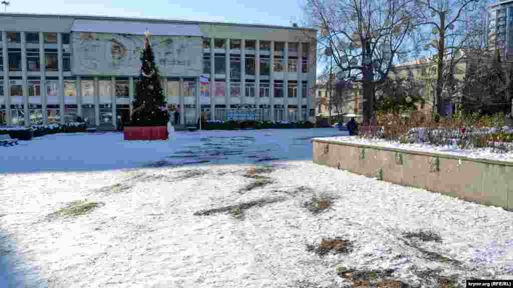 Дорога к зданию городской администрации посыпана песком