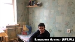 Павел Петраков в своей комнате в общежитии