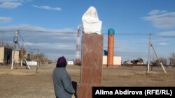 Шәмші Қалдаяқов атындағы ауылда әйгілі композитордың ескерткіші матамен оралған қалпы тұр. Ақтөбе облысы, 22 қазан 2010 жыл.