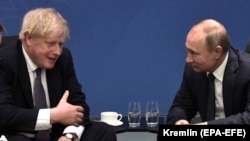 Britaniyanın keçmiş baş naziri Boris Conson (solda) və Rusiya prezidenti Vladimir Putin Berlində keçirilən Liviya konfransında. 1 yanvar 2020 ci il