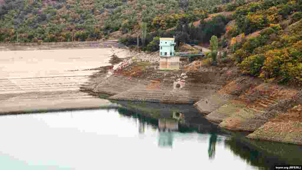 Изобильненское водохранилище под Алуштой&nbsp;&ndash; самое глубокое в Крыму. Максимальная глубина &ndash; 70 метров. Объем &ndash; 13,25 млн кубических метров. Длина &ndash; 4 километра. Плотина земляная, высотой 70 метров и длиной 550 метров, 25 октября 2020 года