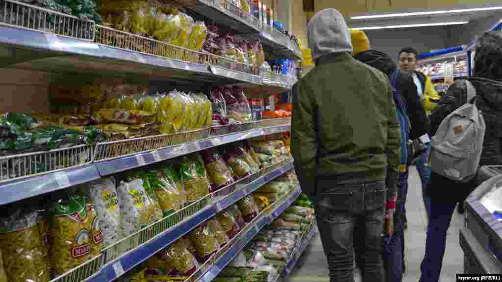 Полки с продуктами в одном из супермаркетов Ялты