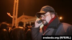 Валер Каліноўскі ў адну з начэй сакавіка 2006 году на Кастрычніцкай плошчы Менску