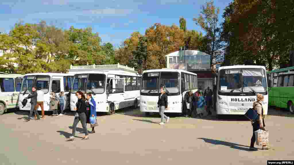 Северная сторона имеет свою собственную автостанцию, откуда рейсовые автобусы уходят в разные районы Севастополя и города Западного Крыма