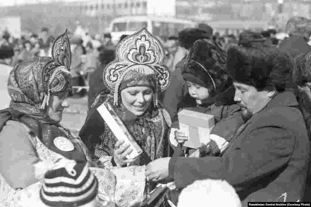 Целиноград қаласындағы (қазіргі -Астана қаласы) Наурыз мейрамы. 1989 жыл. (Фото авторы - В. Корчин).