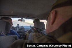 У дарозе пад аховай баевіка «Серба». Наперадзе баявік з пазыўным «Уюн»