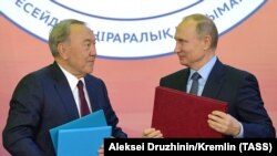 Қазақстан президенті Нұрсұлтан Назарбаев (сол жақта) пен Ресей президенті Владимир Путин. Челябинск, Ресей, 9 қараша 2017 жыл.