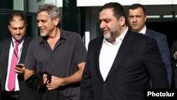 Rusiyalı erməni bankir Ruben Vardanyan Yerevanda aktyor George Clooney ilə (2016)