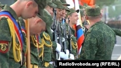 Боевики маршируют на репетиции парада военной техники в Донецке