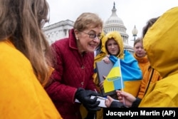 Конгрессвумен Марси Каптур общается с украинскими детьми, чьи родители погибли во время войны России против Украины. Вашингтон, январь 2023 года