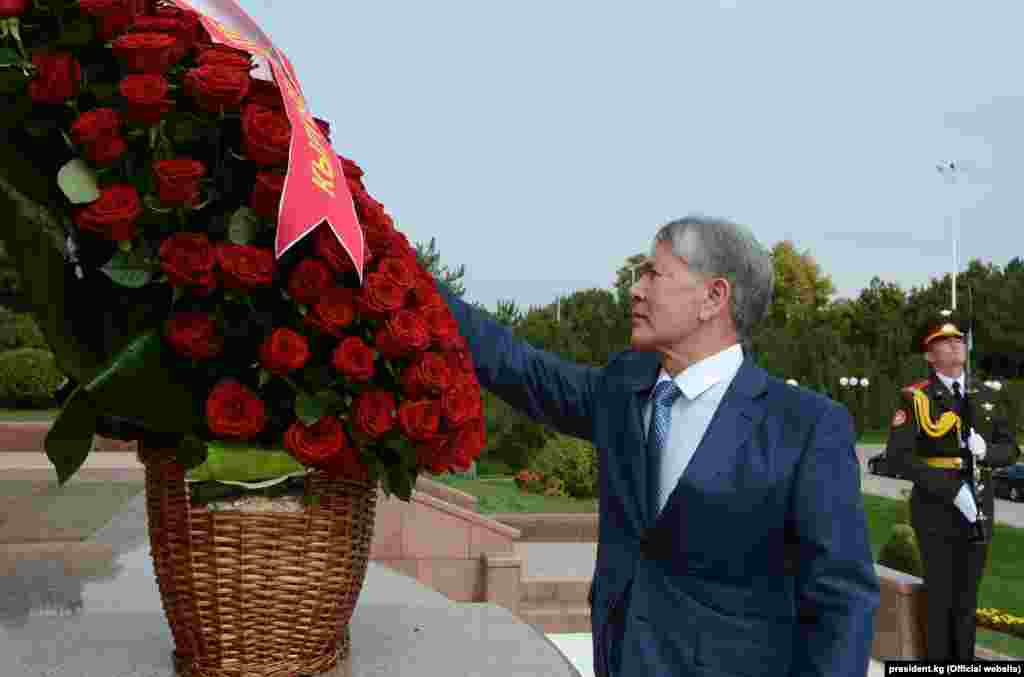 Қырғызстан президенті Алмазбек Атамбаев &quot;Тәуелсіздік және гуманизм&quot; ескерткішіне гүл қойып жатыр. Ташкент, 5 қазан 2017 жыл.