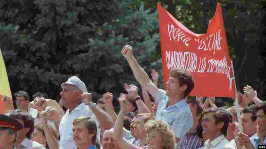 Митинг, организованный Народным фронтом Молдовы с требованием признать молдавский язык государственным. Июнь 1989 года