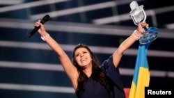 Украина әншісі Жамаланың Eurovision байқауының бас жүлдесін алған сәті. Стокгольм, 14 мамыр 2016 жыл. 