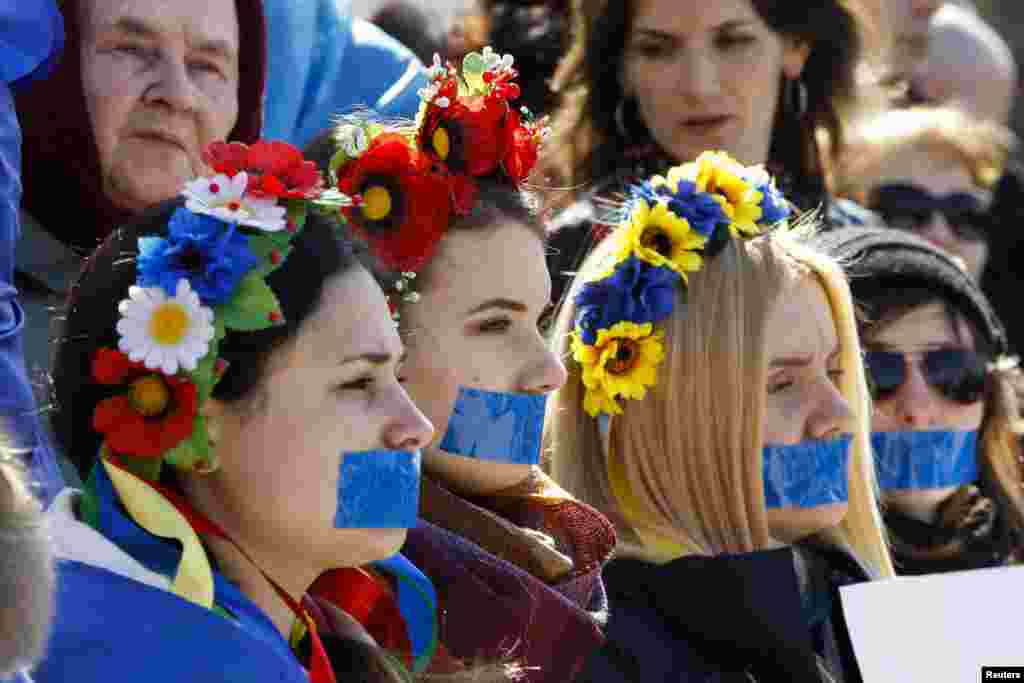 Участницы акции, представительницы движения &laquo;Женщины Крыма за МИР&raquo;, провели в Симферополе молчаливую акцию в поддержку свободы слова. Девушки заклеили себе рты синей лентой, а в руках держали чистые плакаты без единой буквы. 13 марта