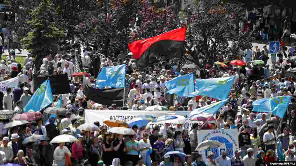 Разнообразие флагов и символики на митинге в годовщину депортации крымскотатарского народа 18 мая 2008 года