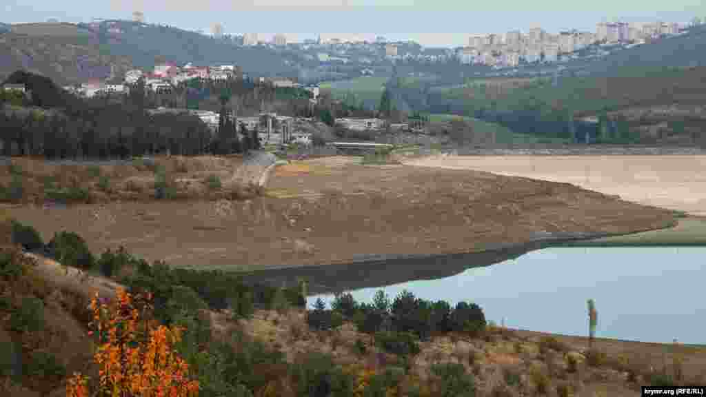 Изобильненское водохранилище &ndash; самое глубокое в Крыму. Максимальная глубина &ndash; 70 метров. Объем &ndash; 13,25 млн кубических метров. Длина &ndash; 4 километра. Плотина земляная, высотой 70 метров и длиной 550 метров