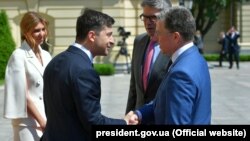 Президент Украины Владимир Зеленский и специальный представитель США Курт Волкер (2017–2019 годы). Киев, 20 мая 2019 года