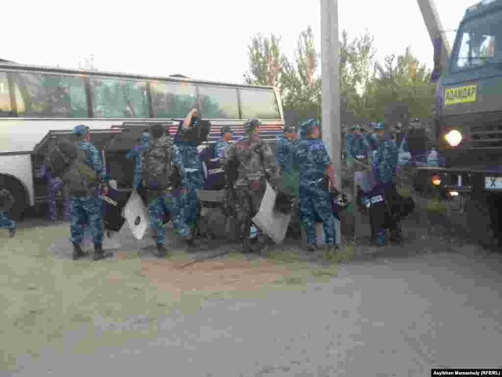 Жолдасбай Ералиев ауылдық округі аумағында тәртіп сақтауға жұмылдырылған полиция жасақтары.