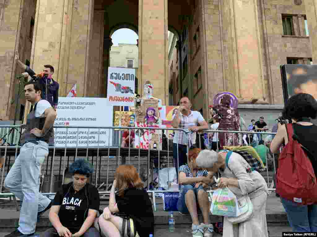 Митингіге келген қарт кісі парламент баспалдағынан орын іздеп жатыр. Тбилиси, 3 шілде 2019 жыл.