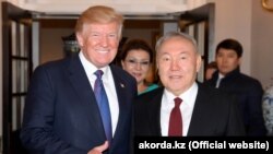 АҚШ президенті Дональд Трамп (сол жақта) және Қазақстан президенті Нұрсұлтан Назарбаев (оң жақта). Ортада - Қазақстан президентінің үлкен қызы Дариға Назарбаева. Вашингтон, 17 қаңтар 2018 жыл.