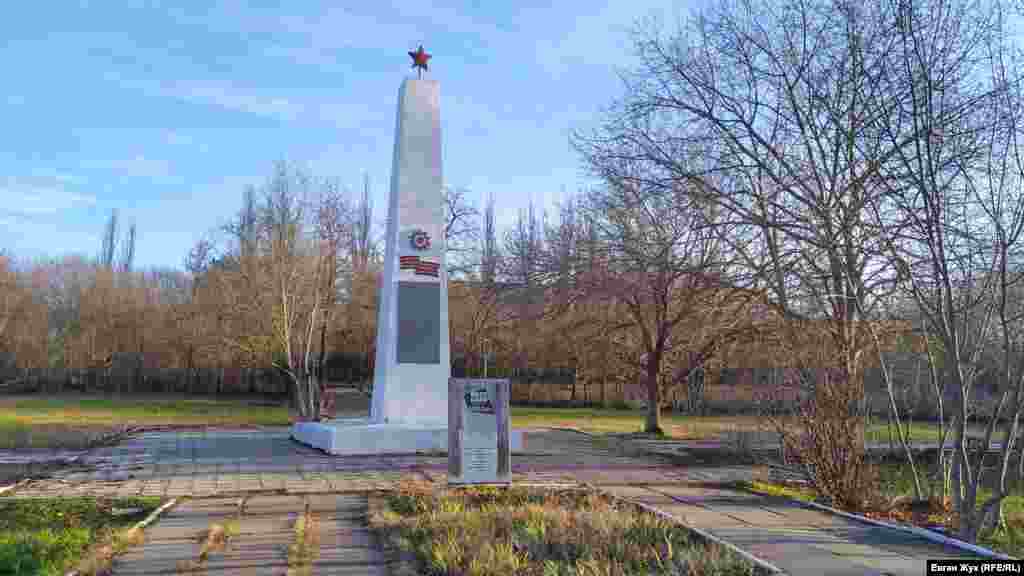 Скорбящая мать &ndash; памятный знак в честь воинов-односельчан, павших во Второй мировой войне