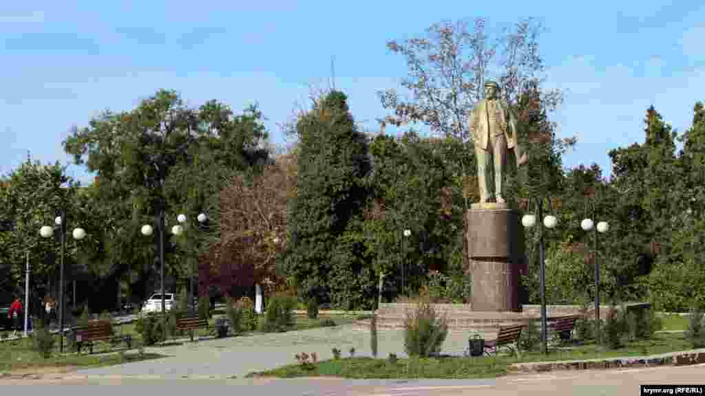 Памятник Ленину установлен в 1970-е годы на одноименной площади. На этом месте проходят практически все культурно-массовые мероприятия поселка. Ленин провожает и встречает своим взглядом всех, кто решил посетить Черноморское