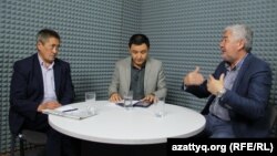 AzattyqLIVE хабарына қатысып отырған режиссер Еркін Рақышев (сол жақта) пен саясаткер Әміржан Қосанов (оң жақта) және жүргізуші Қасым Аманжолұлы (ортада). Алматы, 14 қазан 2015 жыл. 