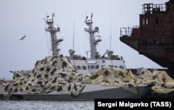 Захваченные корабли Военно-морских сил Украины «Никополь» и «Бердянск» (слева направо) на стоянке в акватории пограничного управления ФСБ РФ. Керчь, 25 ноября 2018 года