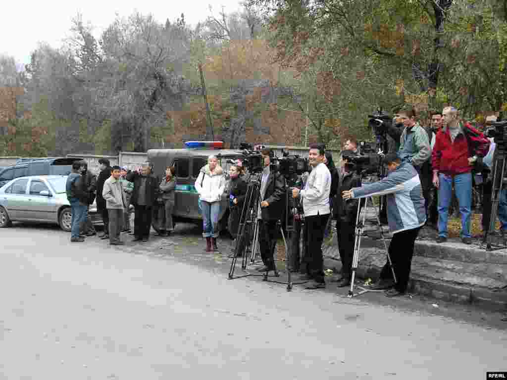 Ақпарат күткен журналистер Нұрқаділов үйінің сыртында тұр. Алматы, 13 қараша&nbsp;2005 жыл.