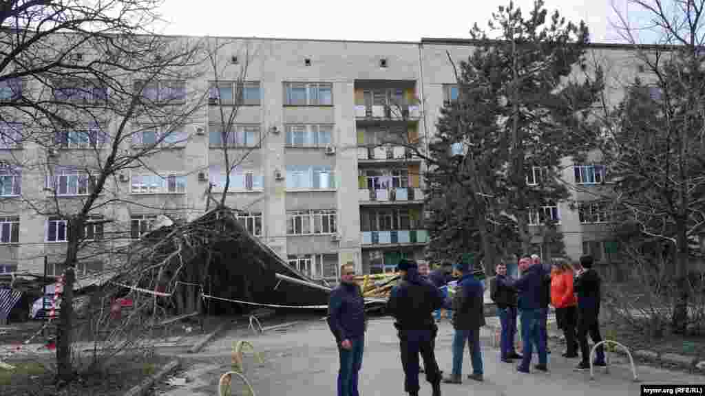 Владельцы поврежденных автомашин ждут, когда спасатели разберут завалы