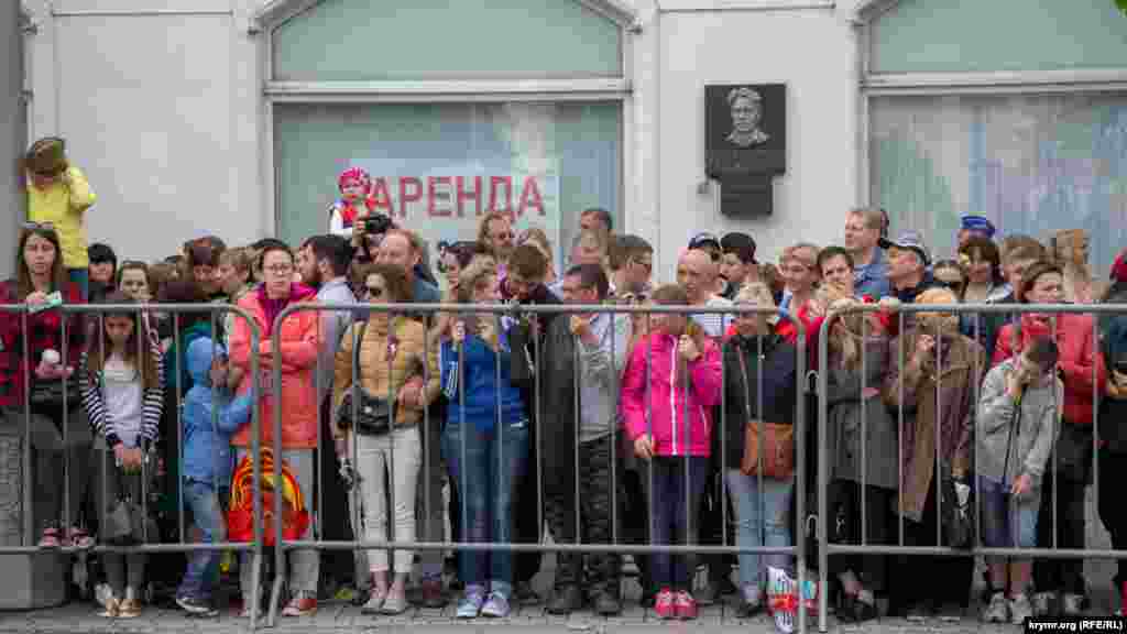 Парад должен начаться с минуты на минуту. Не всем желающим удается увидеть действо