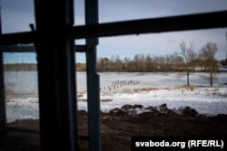 Від з правай афіцыны на жамыслаўскае возера