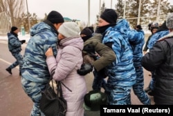 Белсенді Дулат Ағаділ тергеу абақтысында жұмбақ жағдайда қаза болғаннан кейін ішкі істер министрлігіне талап айтып барған наразы азаматтарды полиция жасағы әкетіп жатыр. Нұр-Сұлтан, 25 ақпан, 2020 жыл.